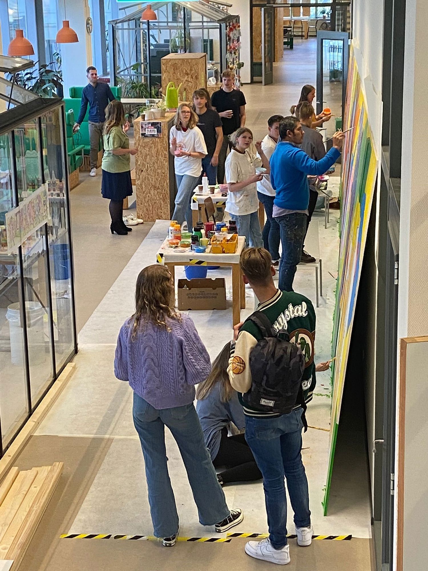 Docent van Yuverta vmbo Eindhoven neemt een vlog op met zijn eigen telefoon