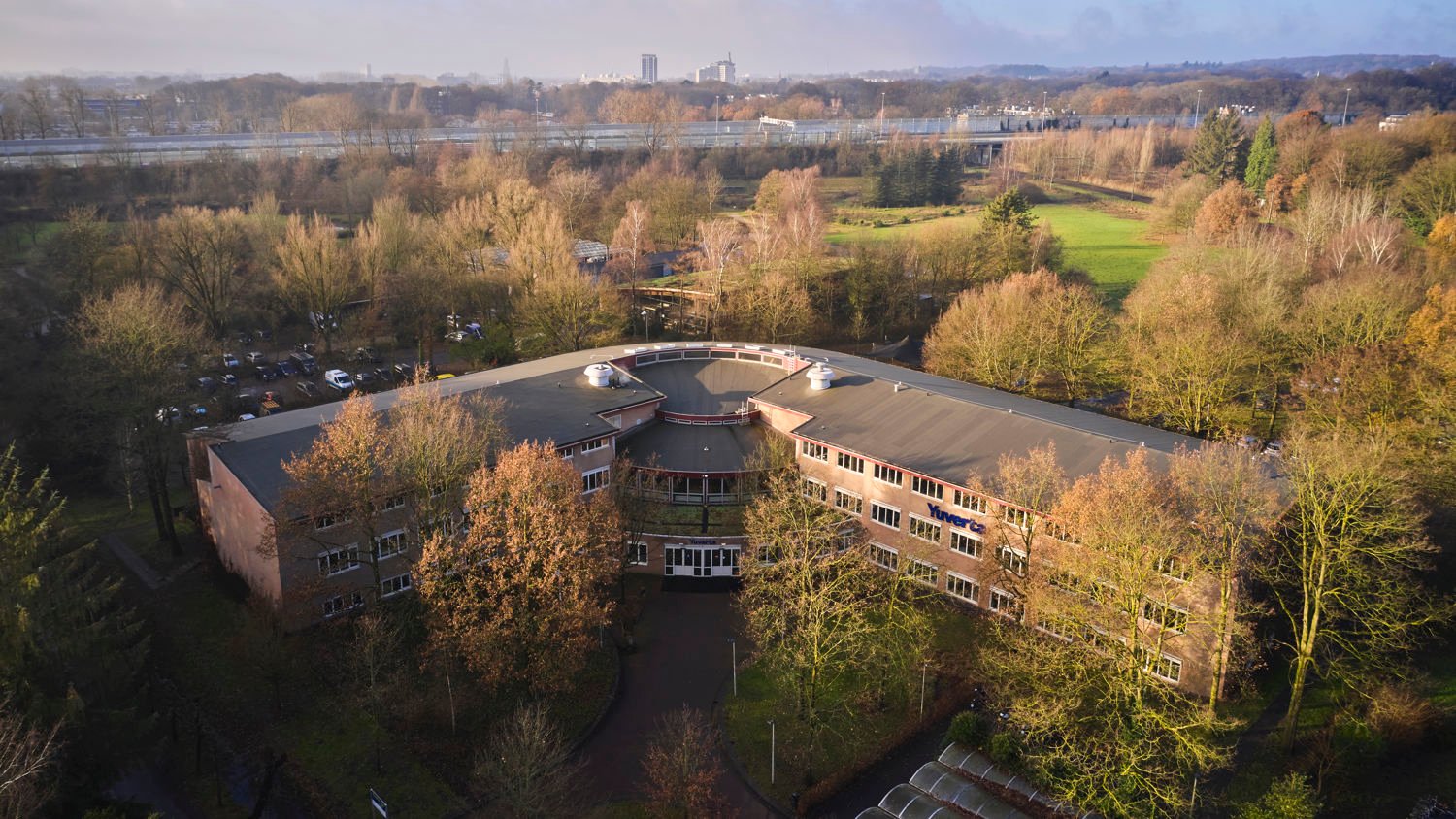 Docent leidt groep lachende studenten in klaslokaal