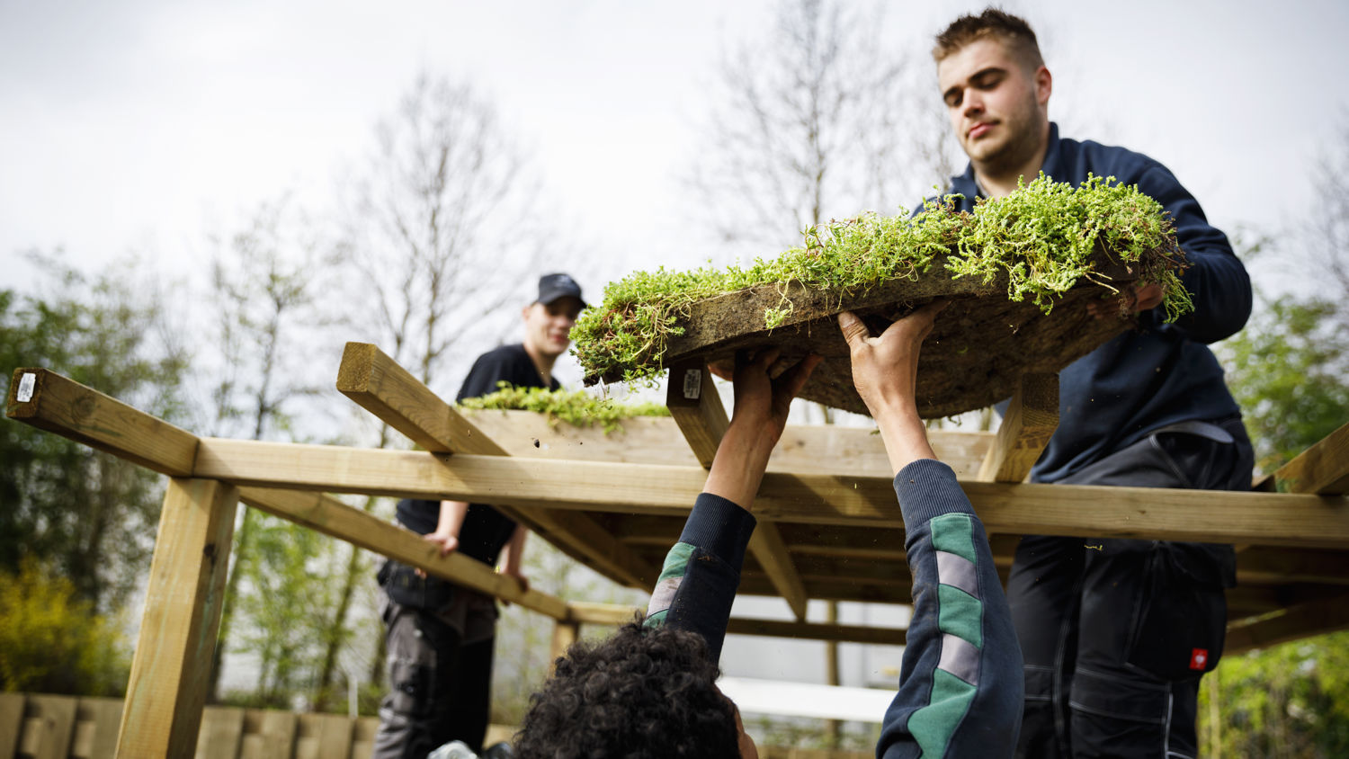 Meisje zittend op een bank voor kluisjes