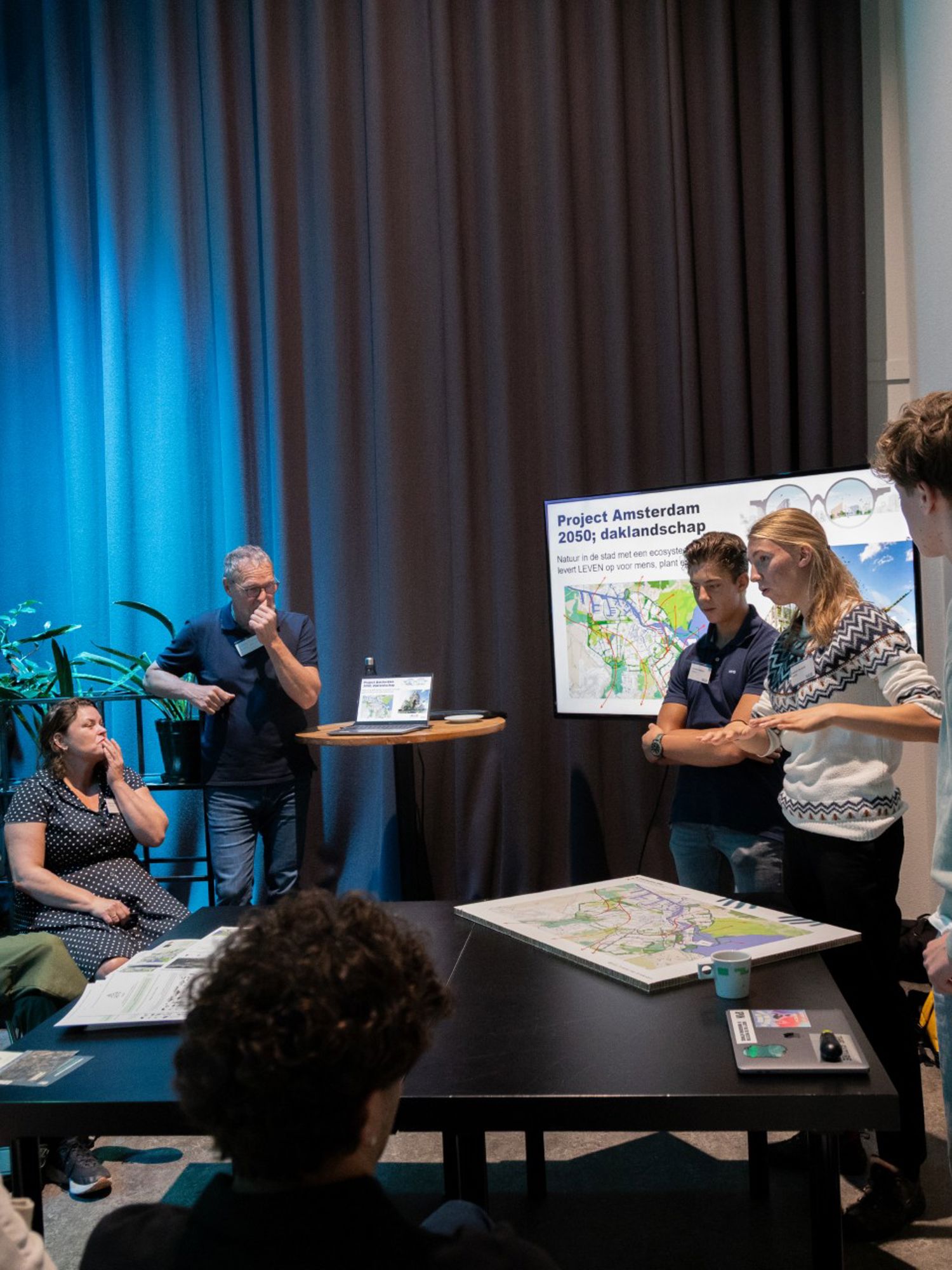 Bloemstudent in aanloop naar WorldSkills Lyon met de vlag van Yuverta