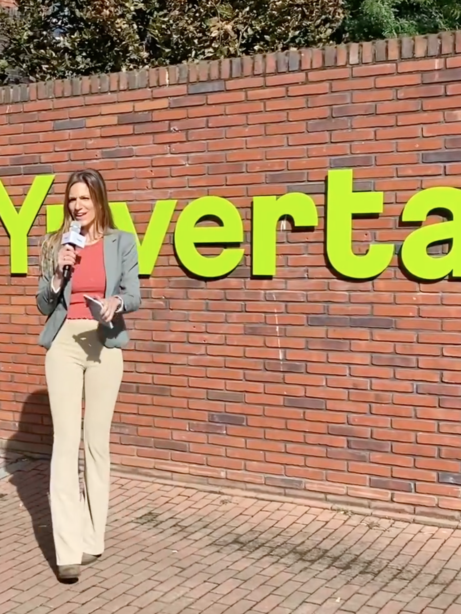 Docent van Yuverta vmbo Eindhoven neemt een vlog op met zijn eigen telefoon