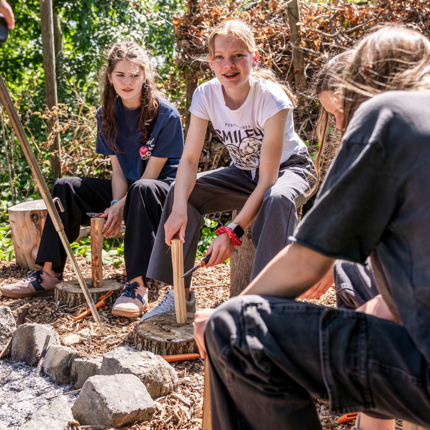 Meisje zittend op een bank voor kluisjes