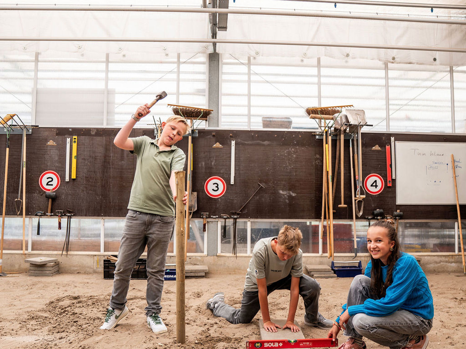 Mbo-student met een papagaai op zijn arm