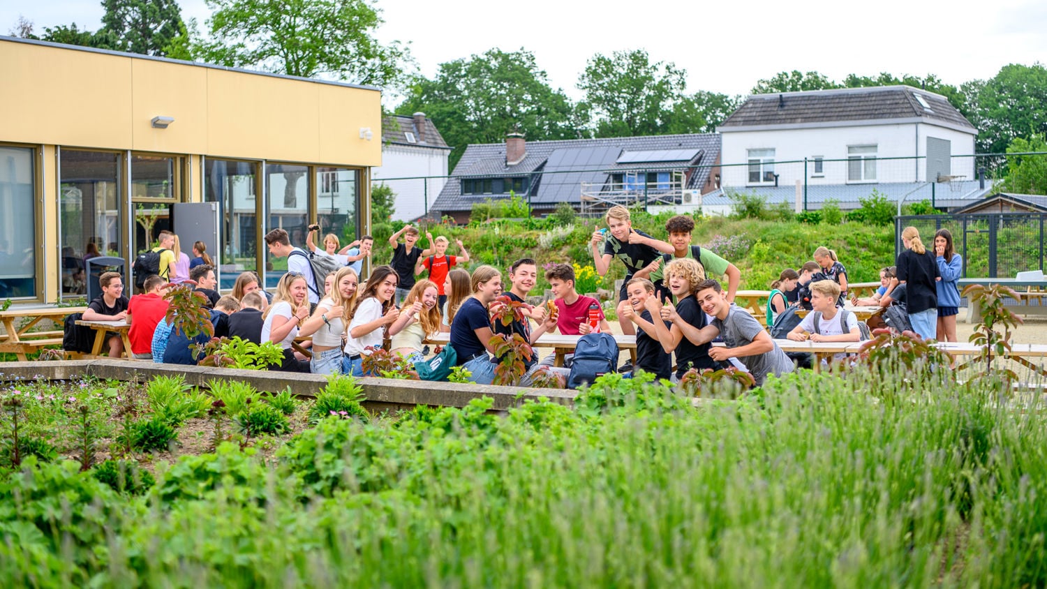 Mbo-student met een papagaai op zijn arm
