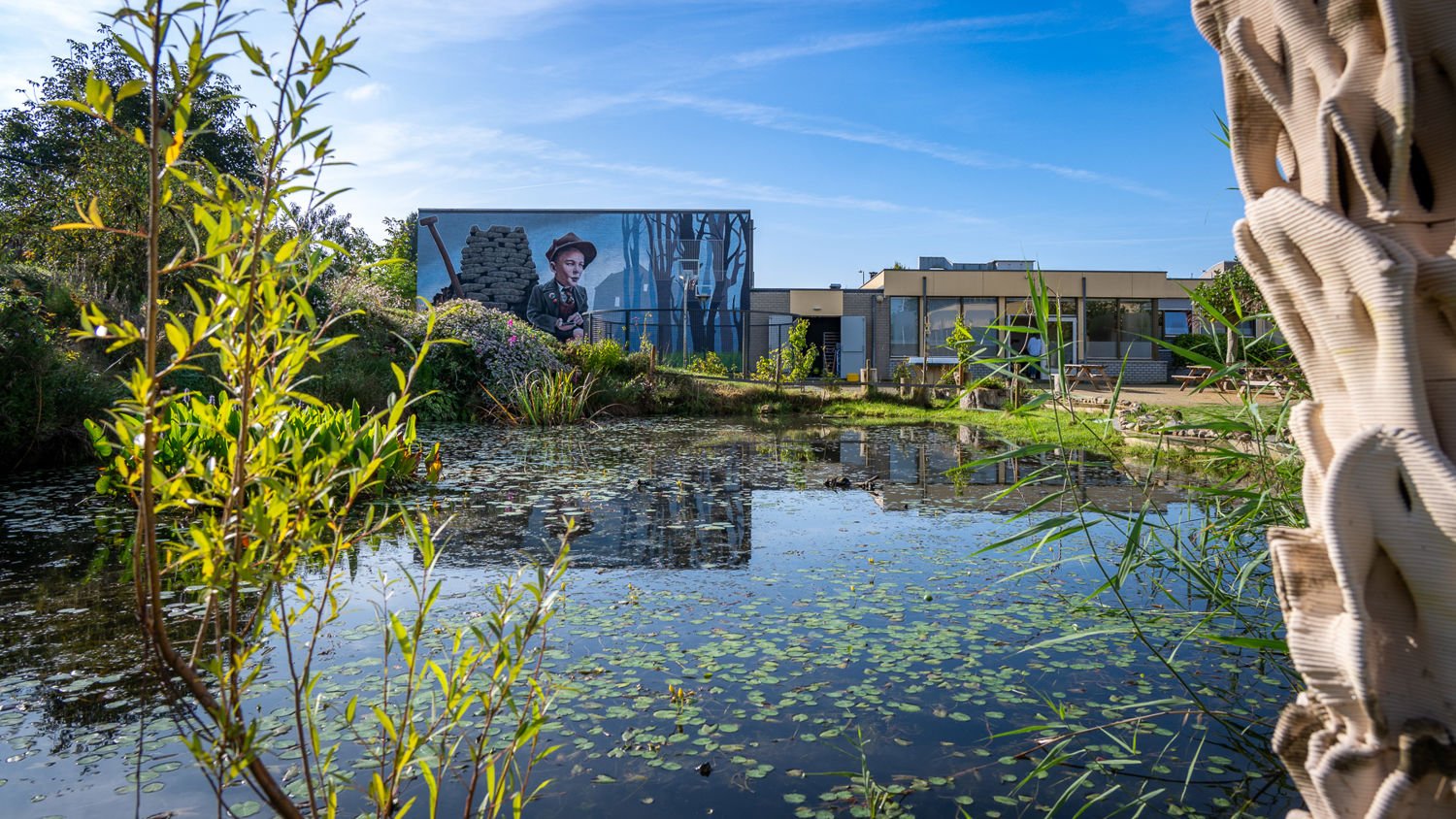 Meisje zittend op een bank voor kluisjes