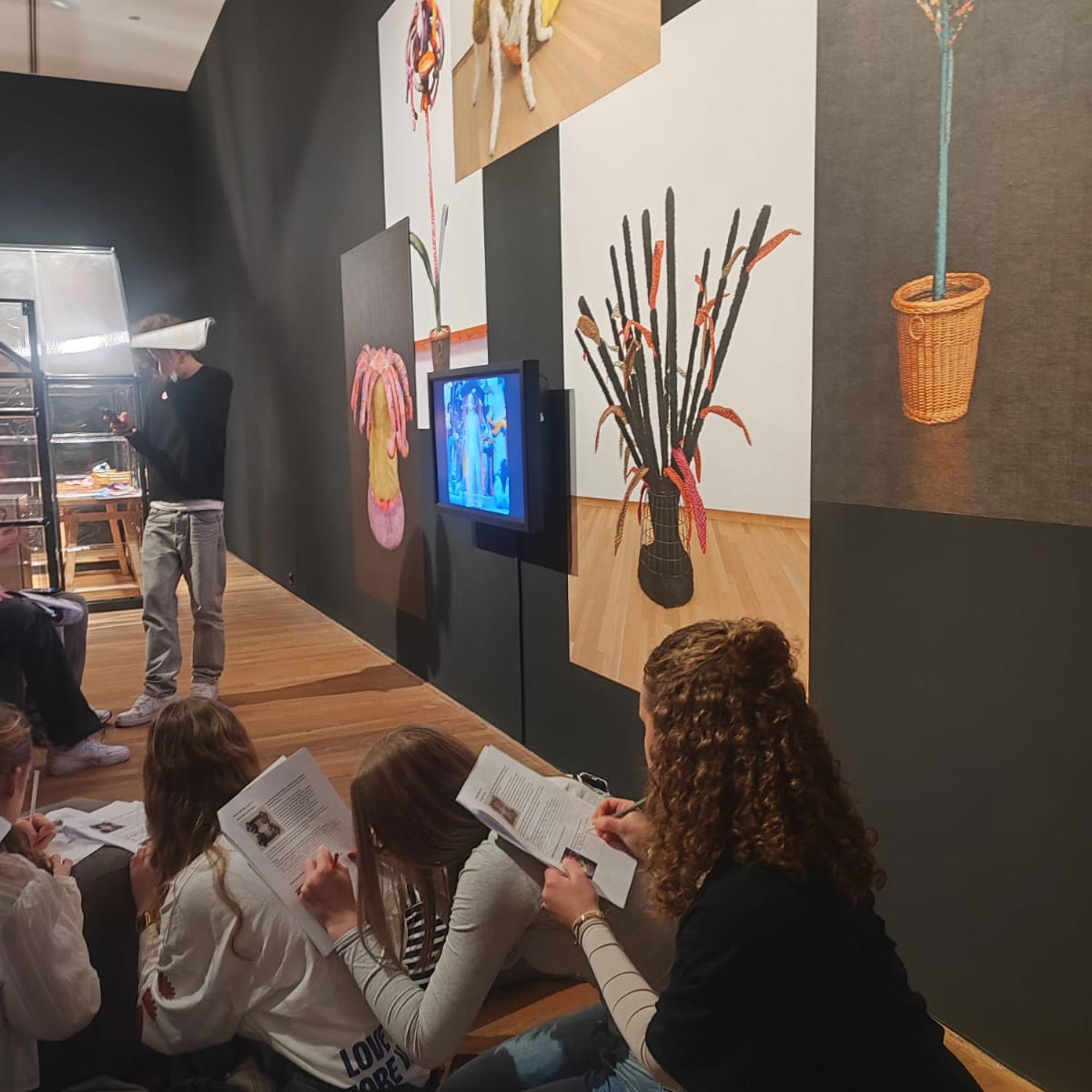 Mbo-student met een papagaai op zijn arm