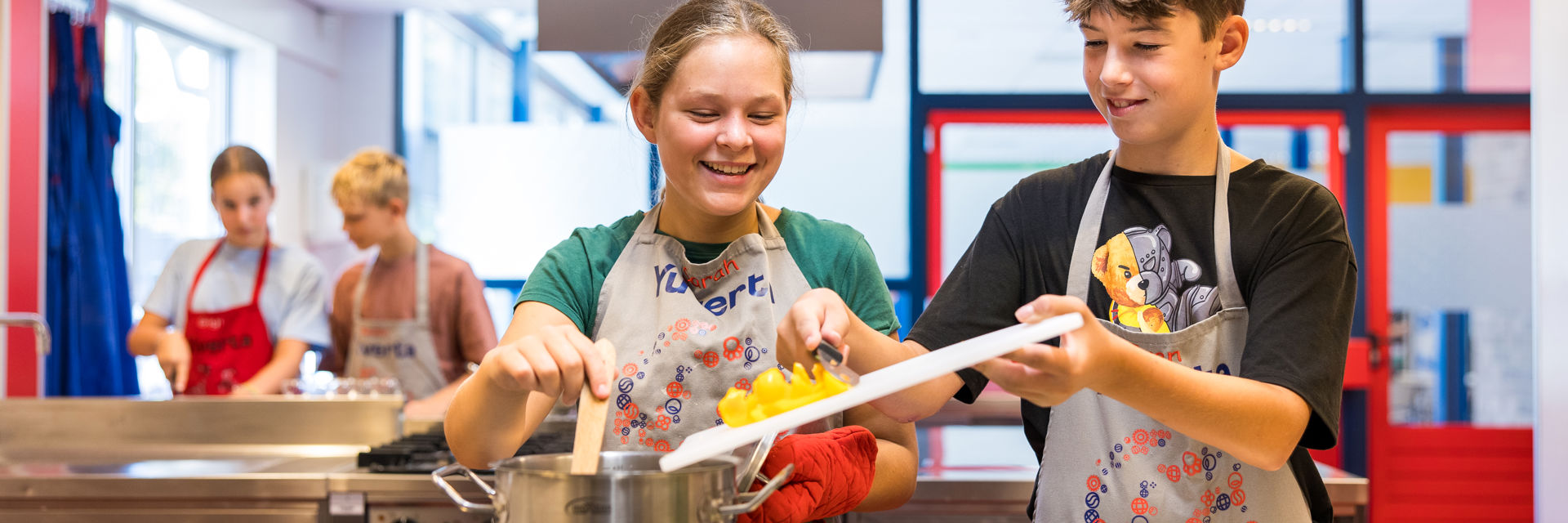 2 leerlingen in kooklokaal