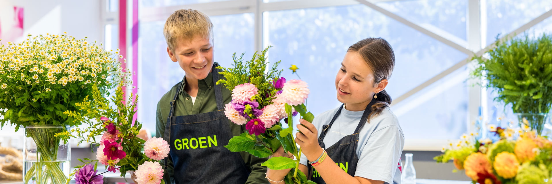 2 leerlingen in bloemlokaal