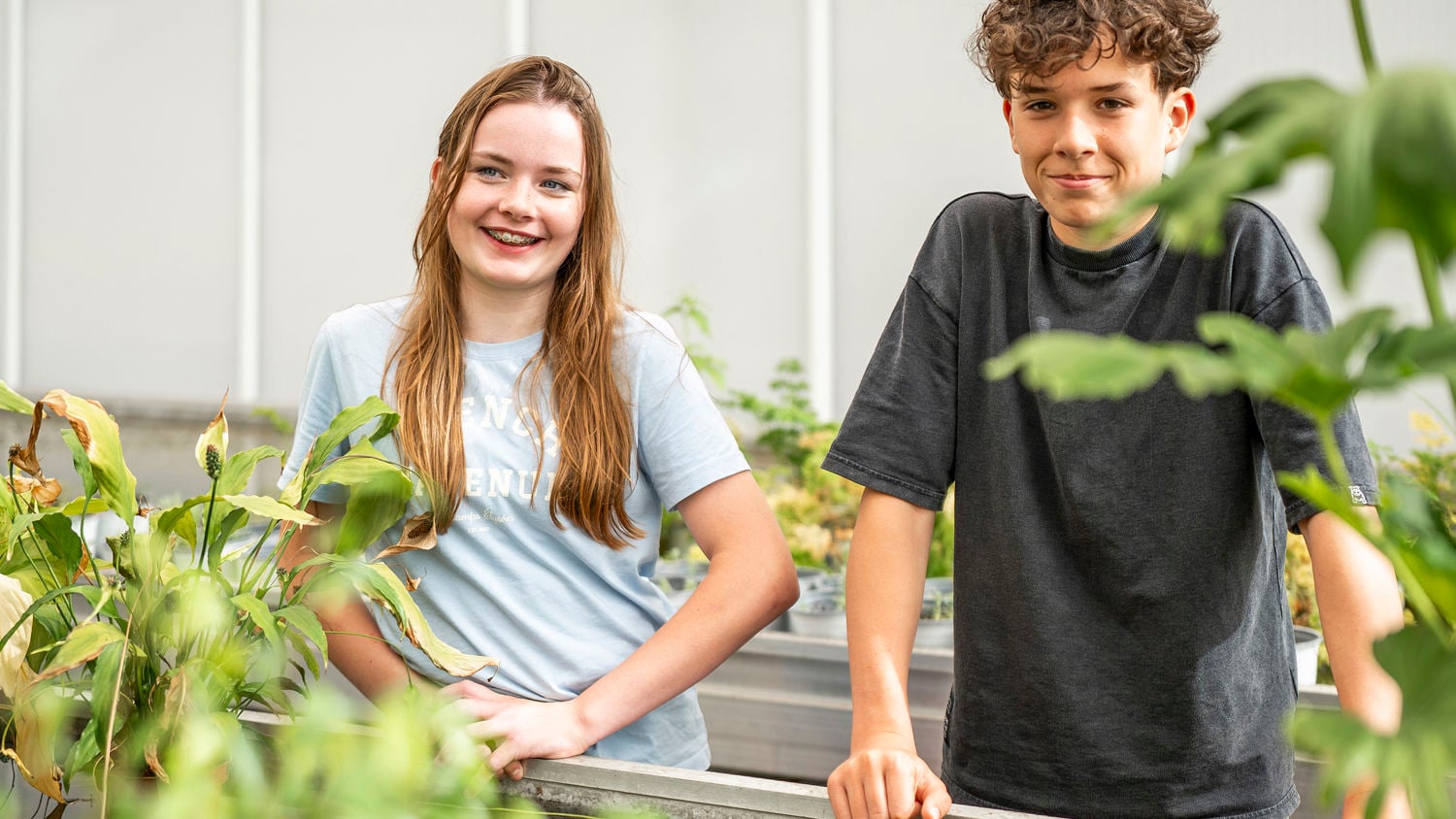 Meisje zittend op een bank voor kluisjes