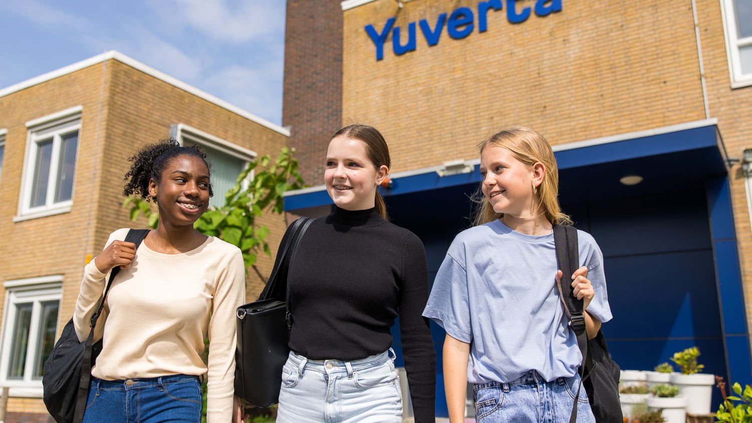 Meisje zittend op een bank voor kluisjes