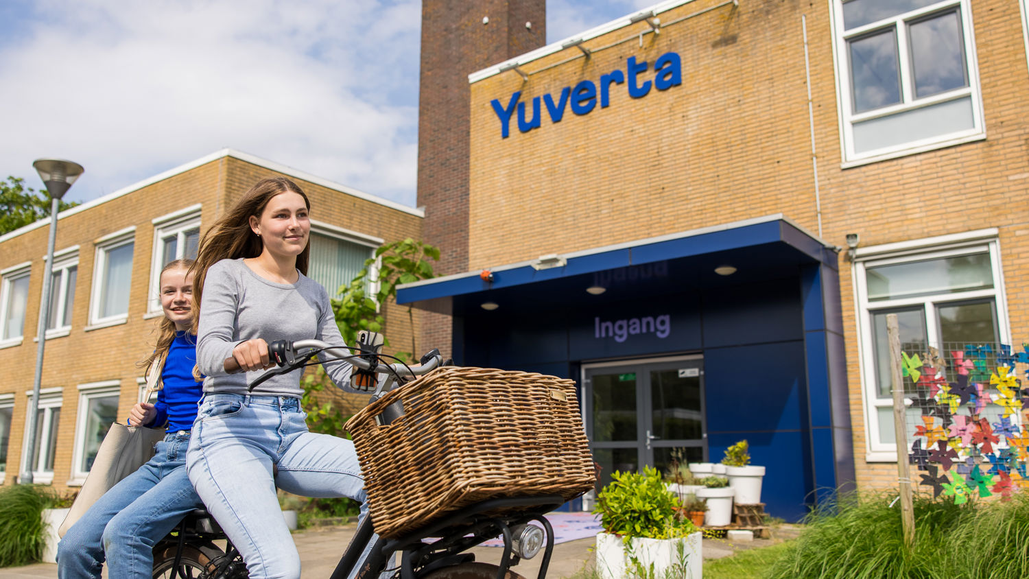 Meisje zittend op een bank voor kluisjes