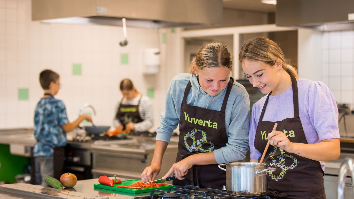 Meisje zittend op een bank voor kluisjes