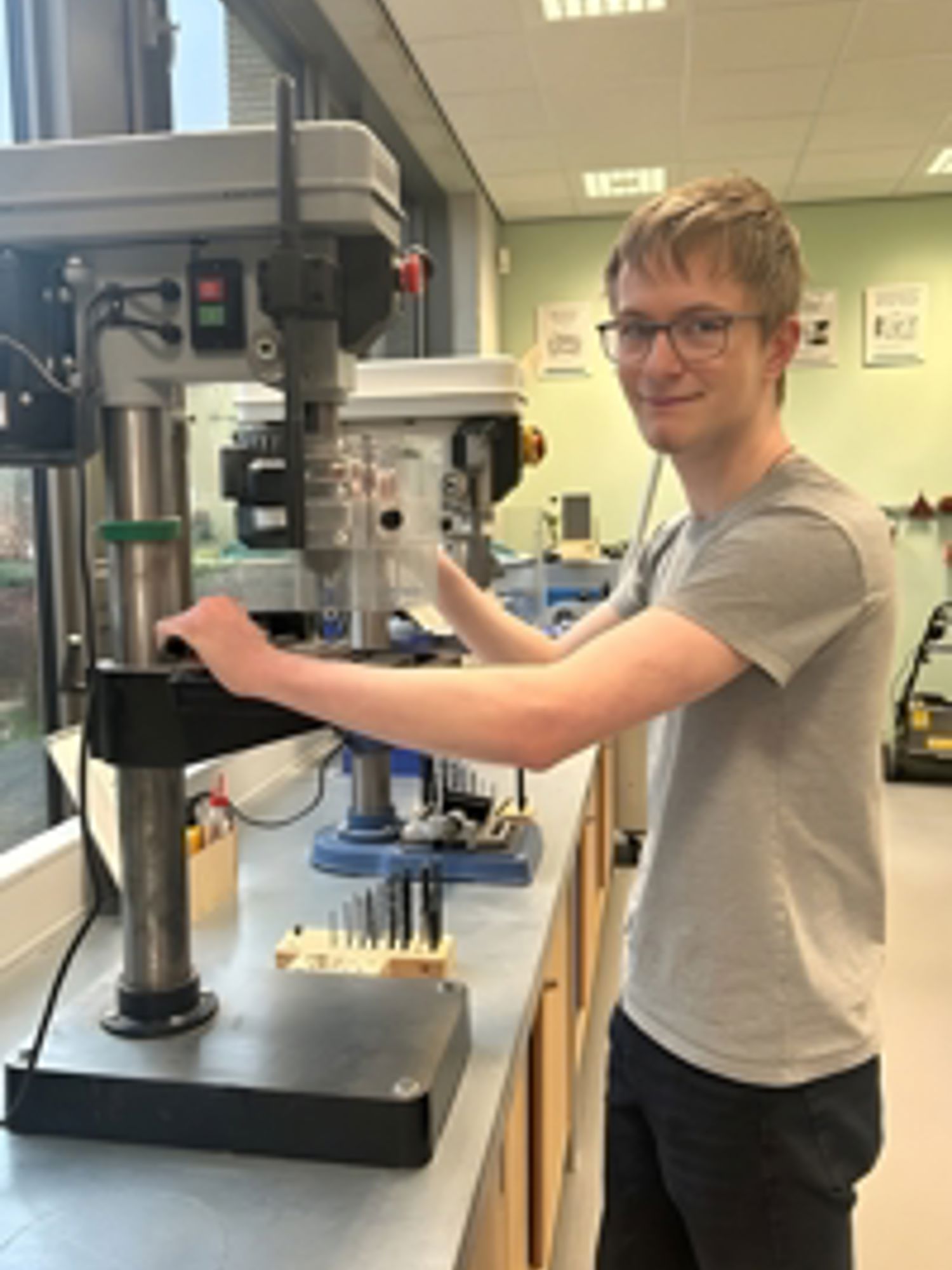 Meisje zittend op een bank voor kluisjes