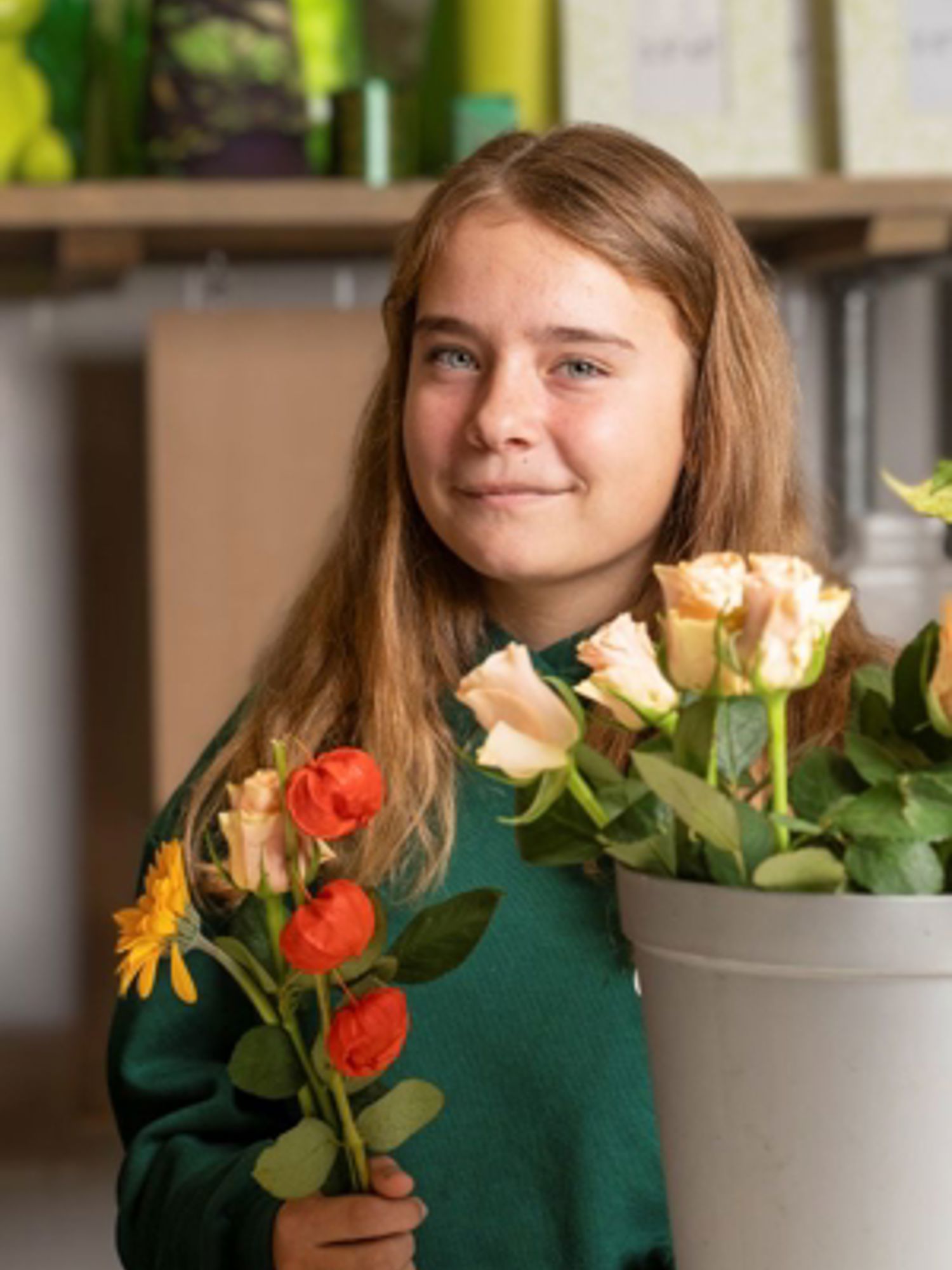 Meisje zittend op een bank voor kluisjes