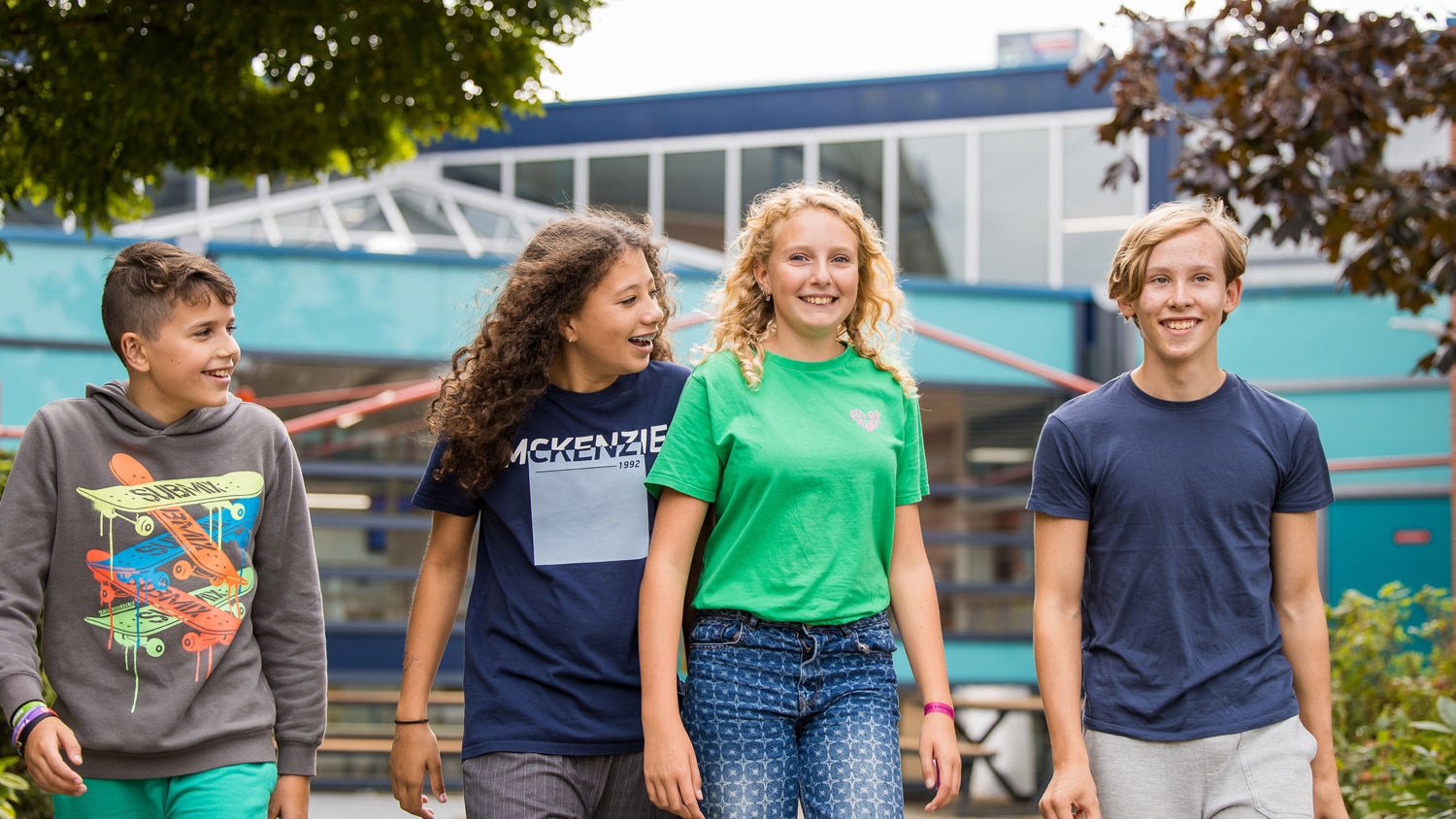 Een student met planten in de hand