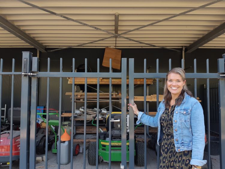 Groendocent voor het praktijklokaal met machines voor hoveniersstudenten