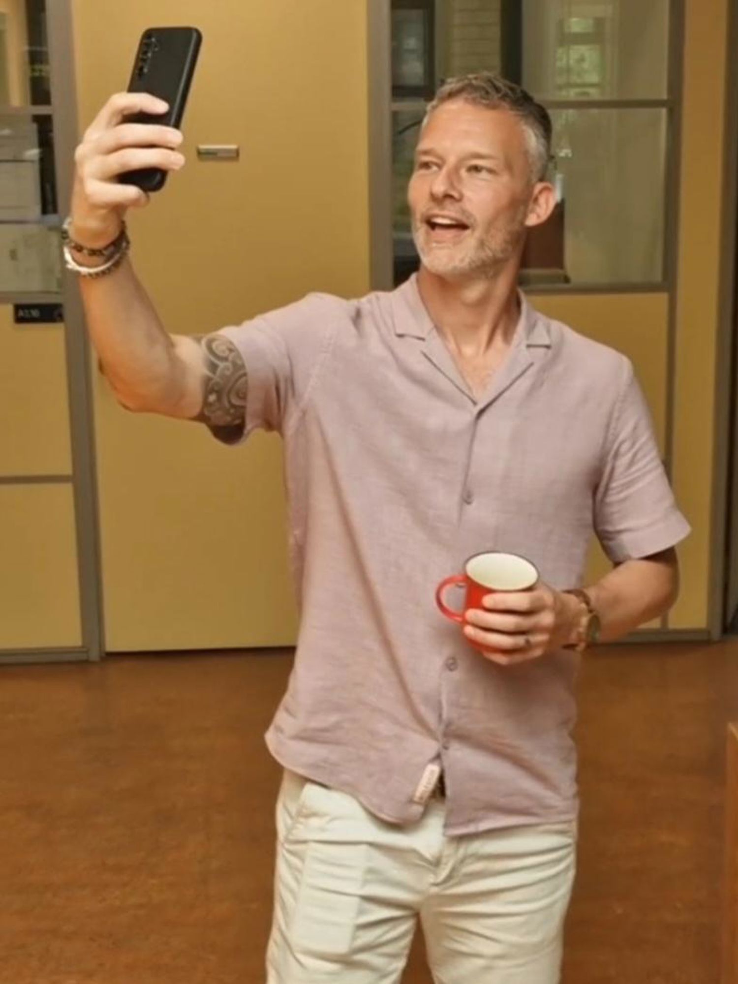 Docent van Yuverta vmbo Eindhoven neemt een vlog op met zijn eigen telefoon