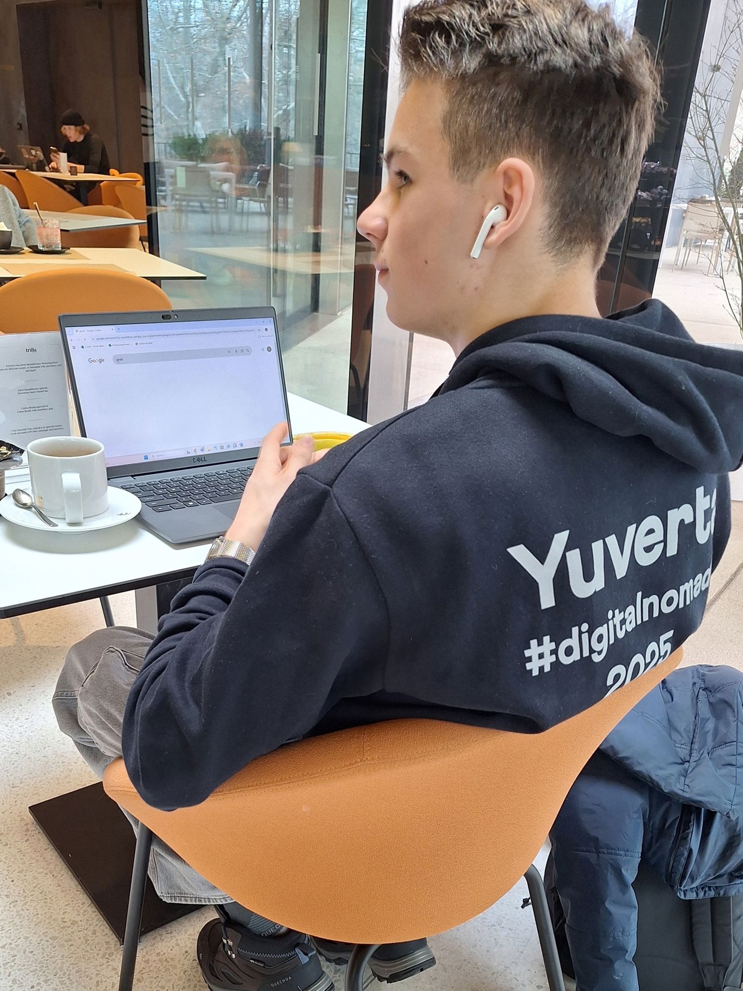 Leerling lachend voor een boekenkast