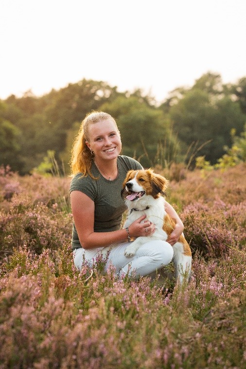 Sanne met haar hond buiten