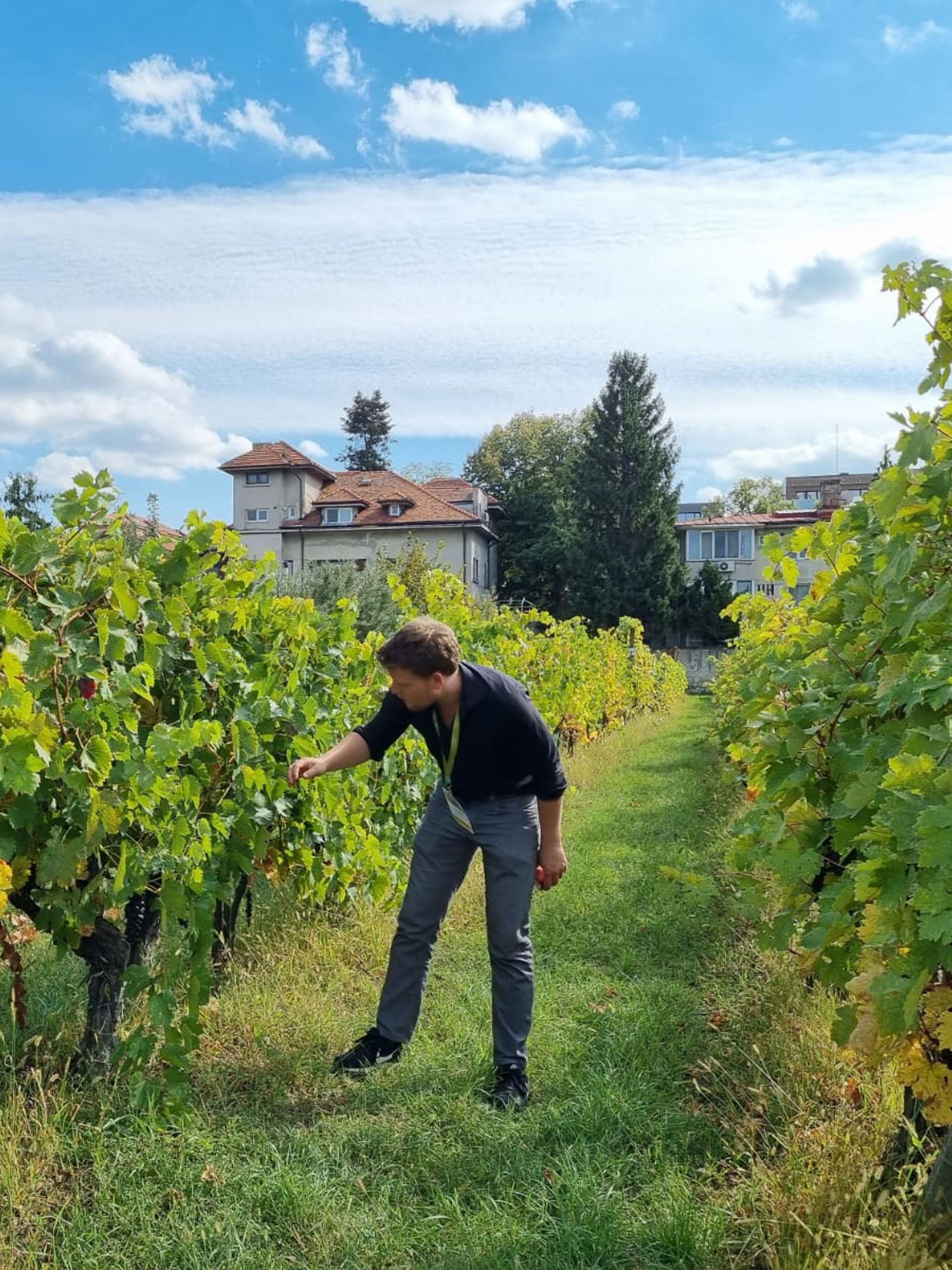 Meisje zittend op een bank voor kluisjes