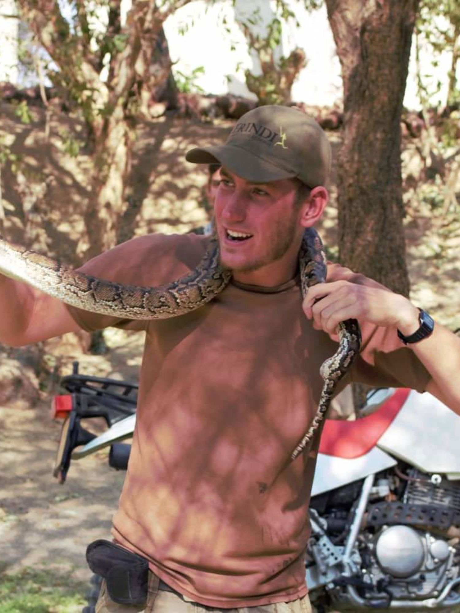 Meisje zittend op een bank voor kluisjes