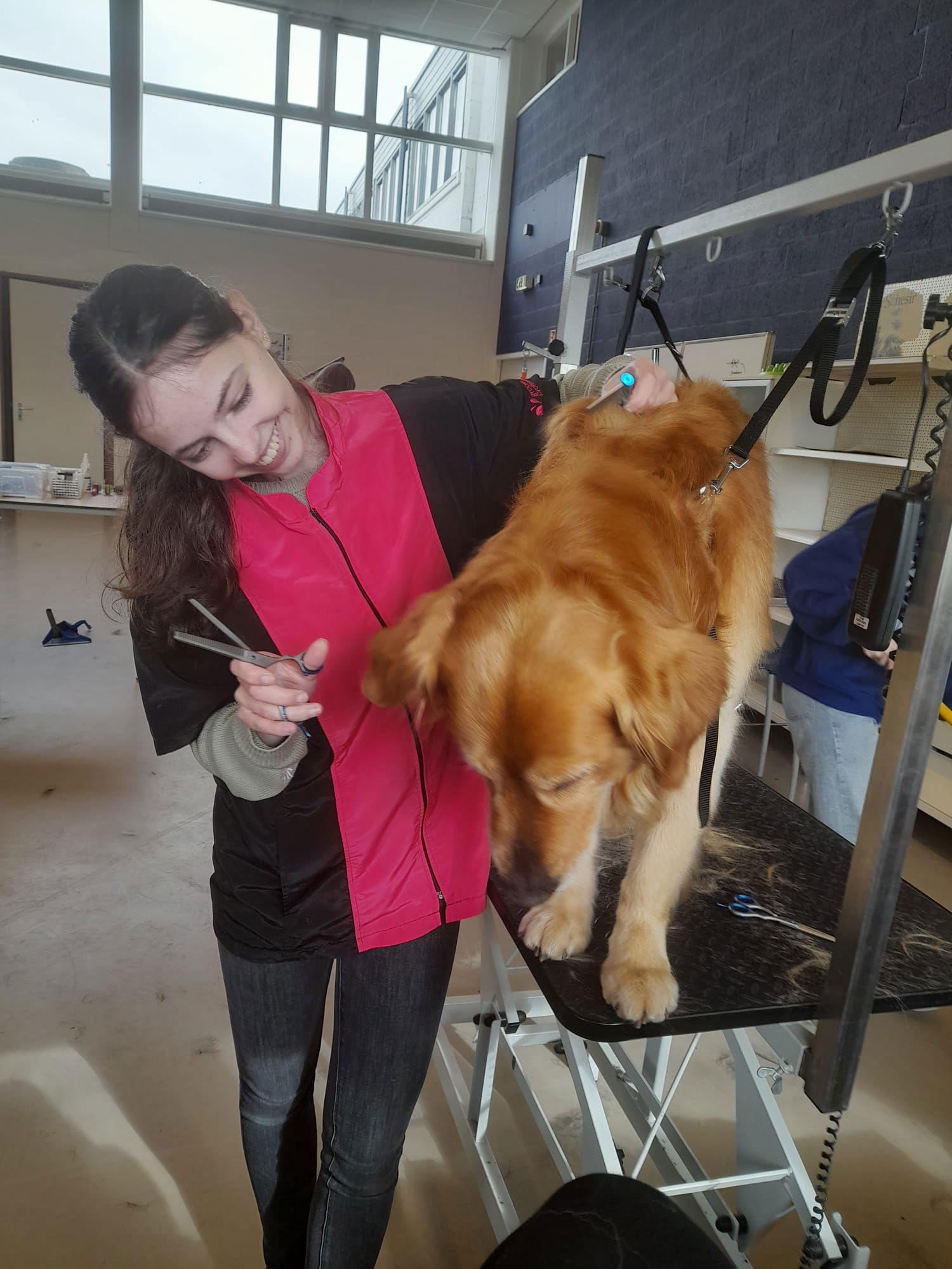 Een student met planten in de hand
