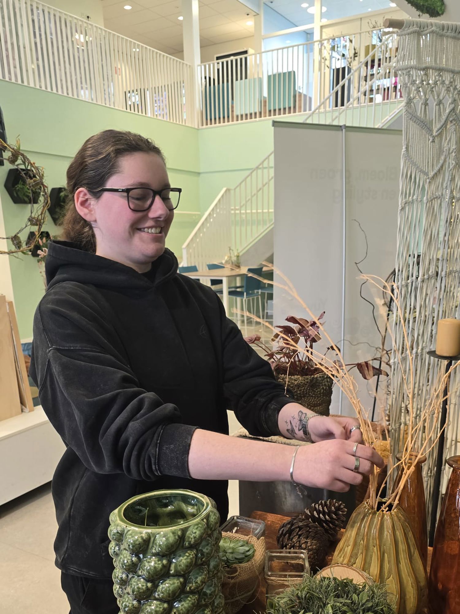 Een student met planten in de hand