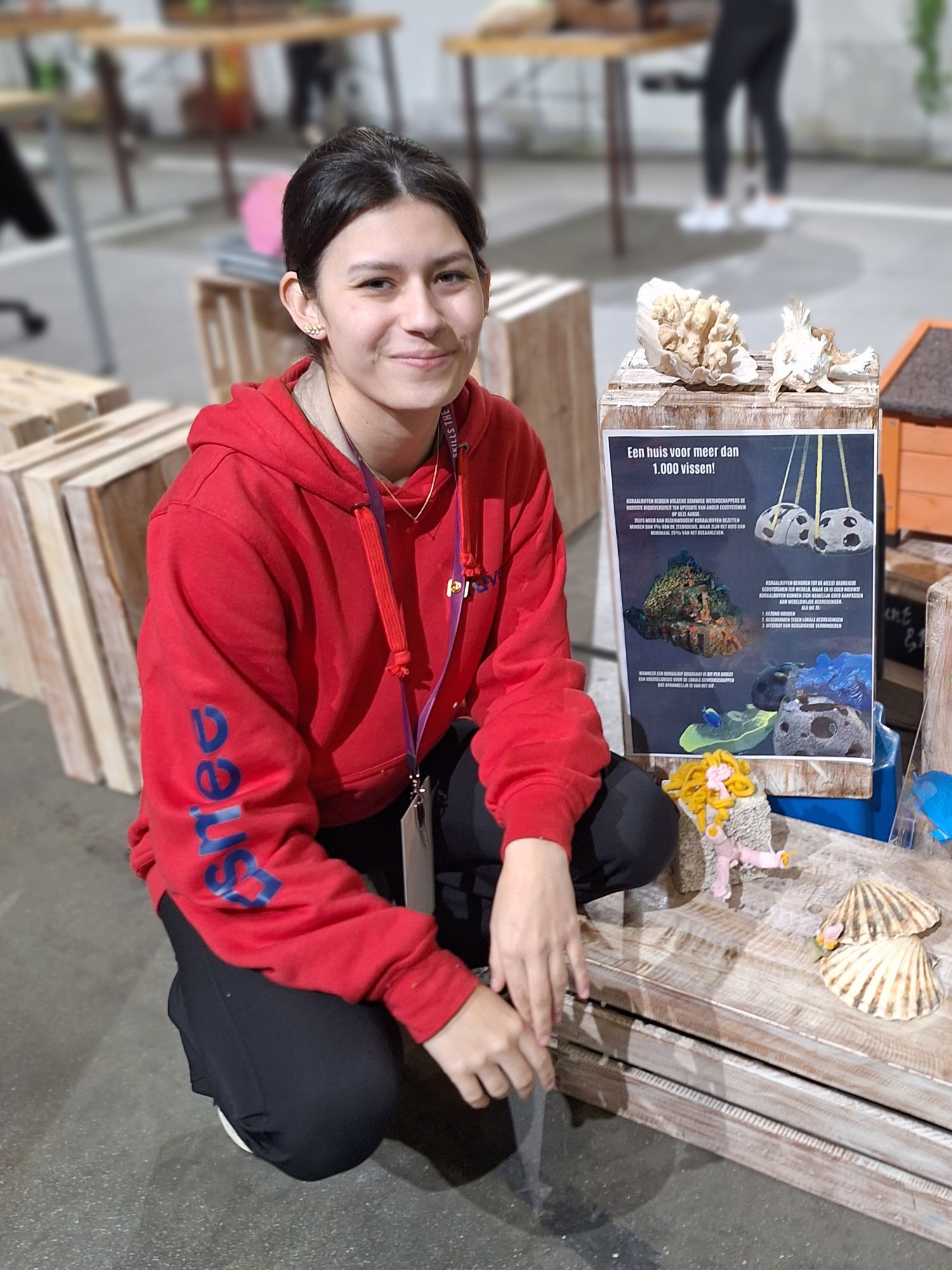 Bloemstudent in aanloop naar WorldSkills Lyon met de vlag van Yuverta