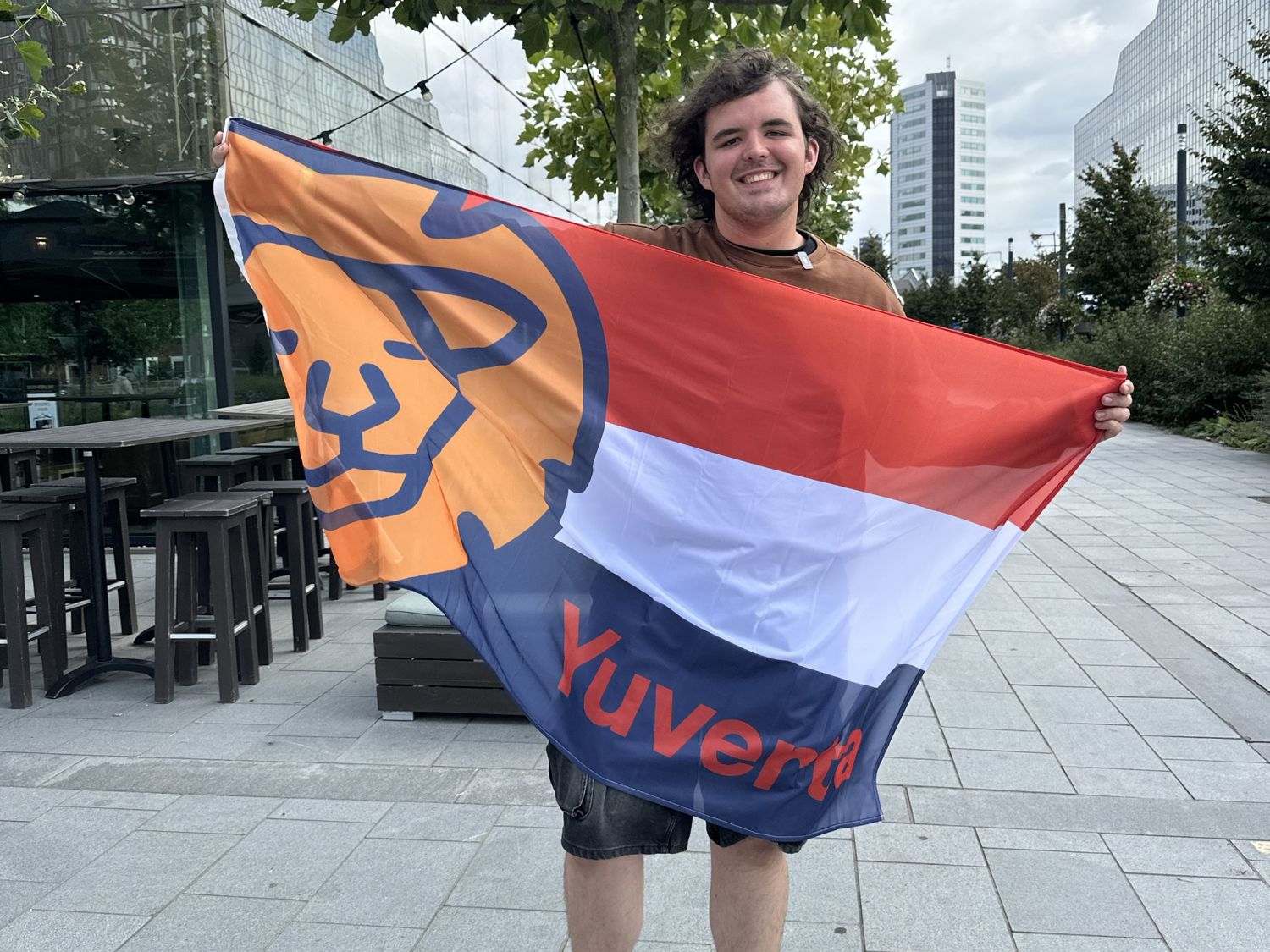 Bloemstudent in aanloop naar WorldSkills Lyon met de vlag van Yuverta