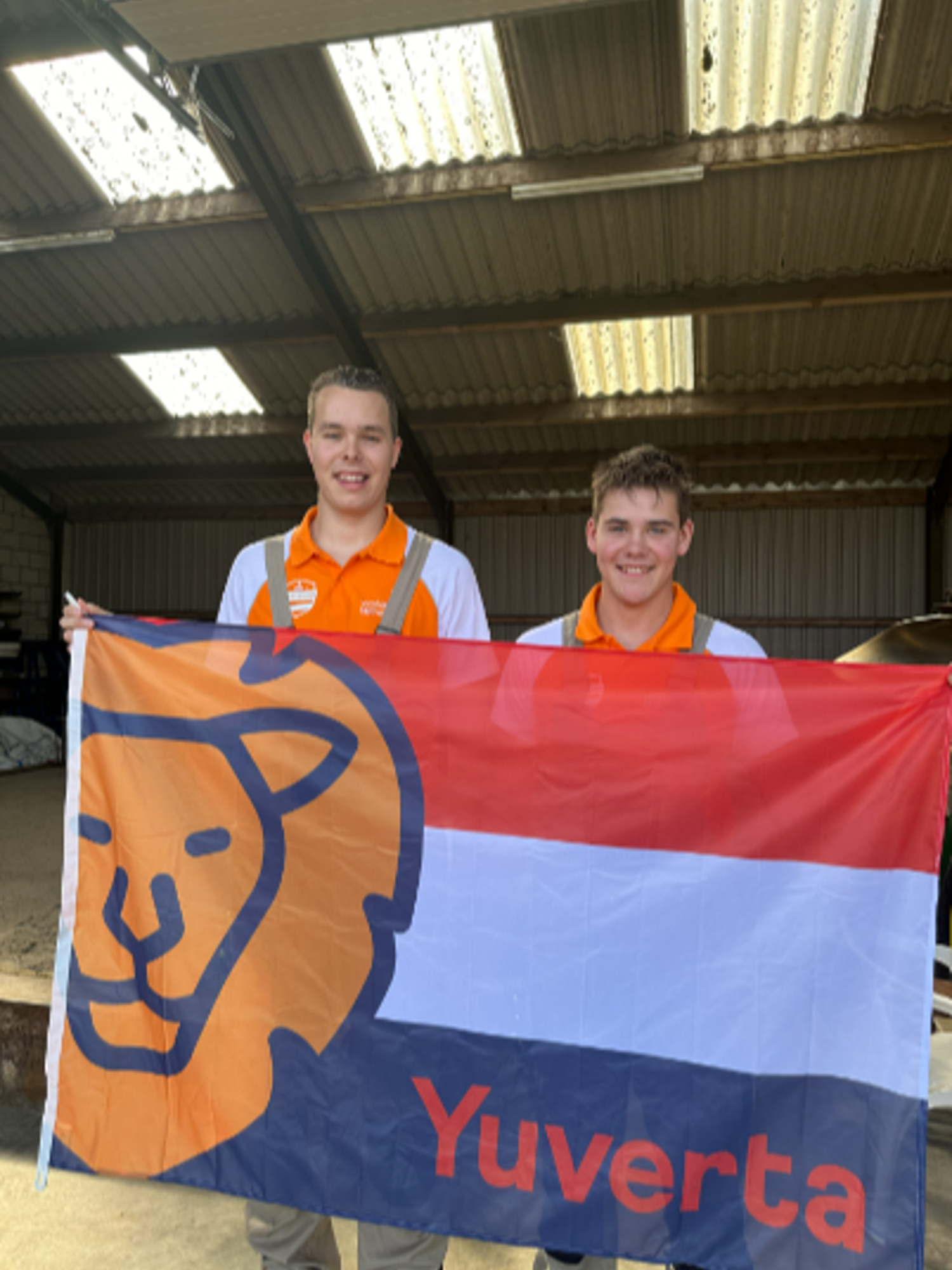 Bloemstudent in aanloop naar WorldSkills Lyon met de vlag van Yuverta