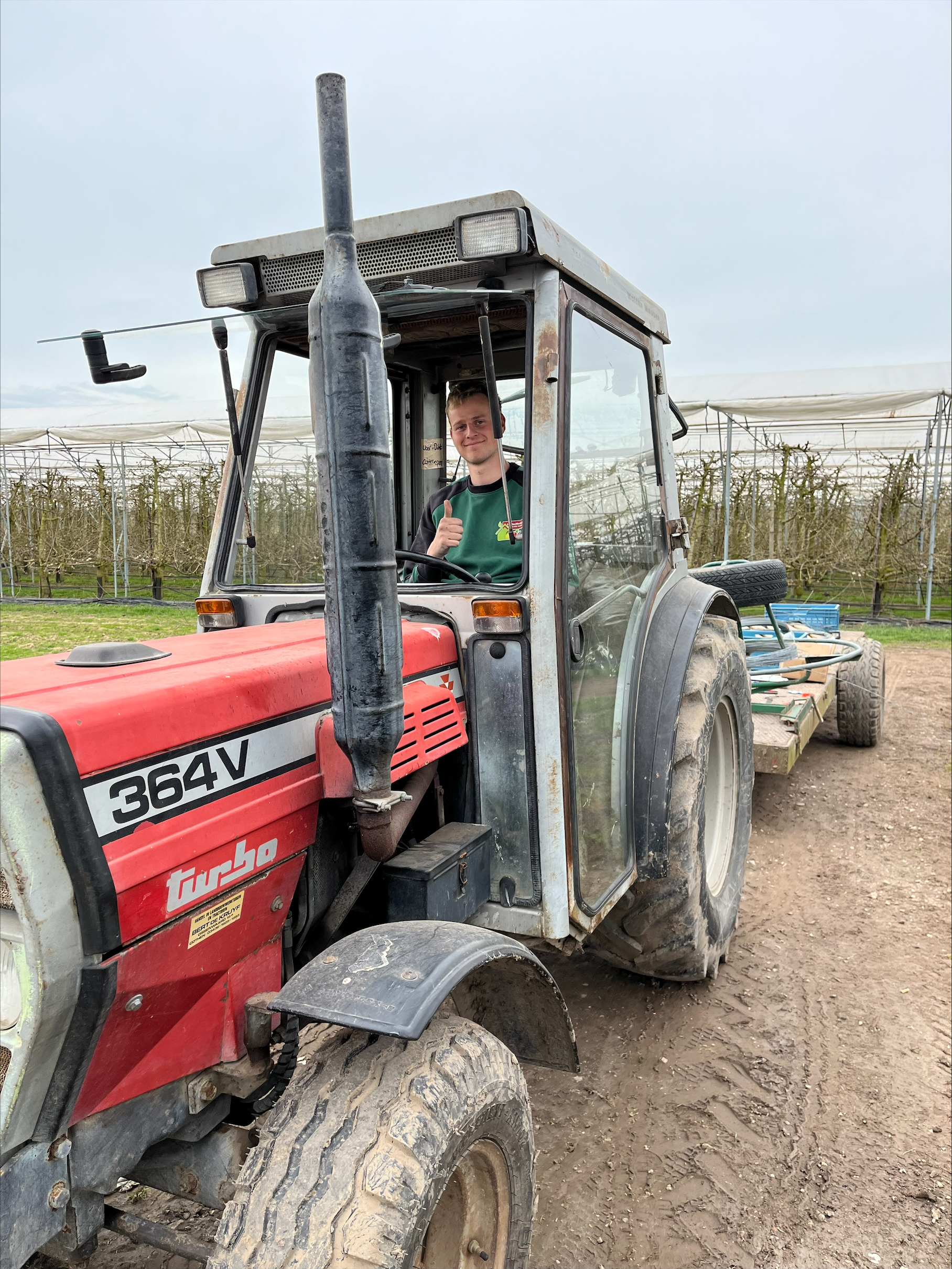 Jongen op tractor