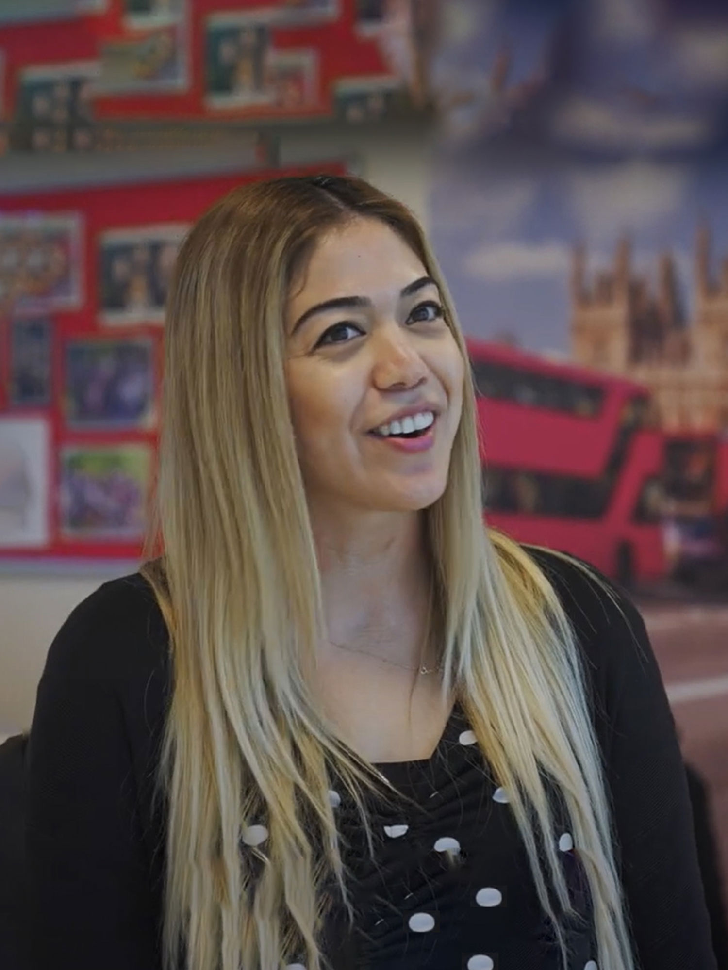 Docent van Yuverta vmbo Eindhoven neemt een vlog op met zijn eigen telefoon